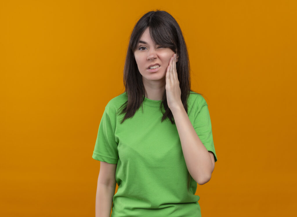girl facing wisdom tooth pain